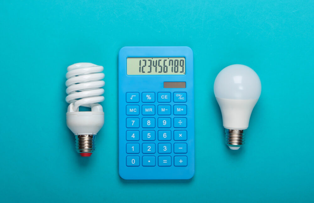 2 מנורות חשמל ליד מחשבון על רקע כחול